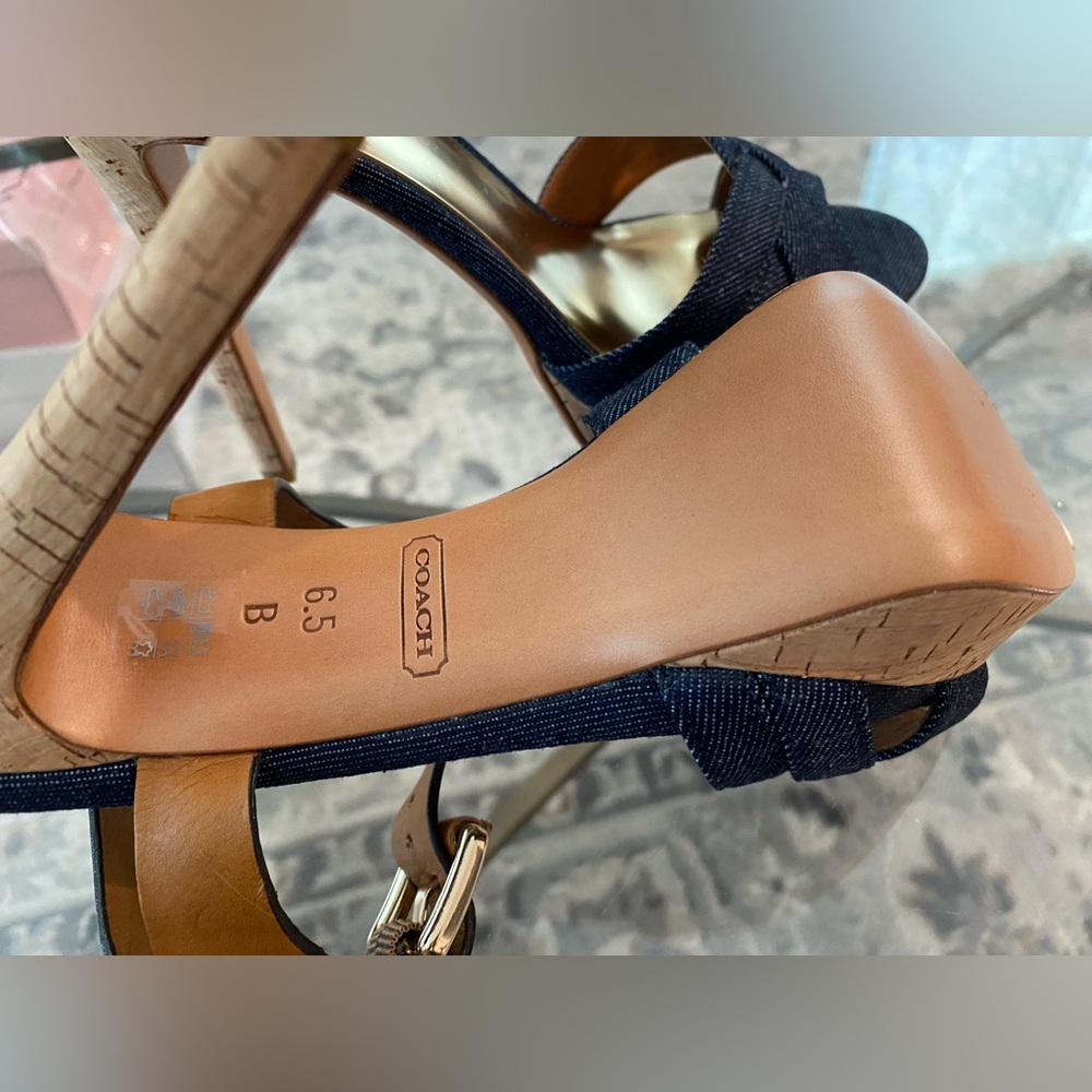 New w/ box, beautiful Coach denim platform sandals ! 5“ Heel. Size 6.5 - Picture 4 of 7